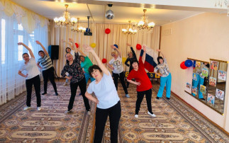 Сотрудники на утренней зарядке Сотрудники на утренней зарядке.